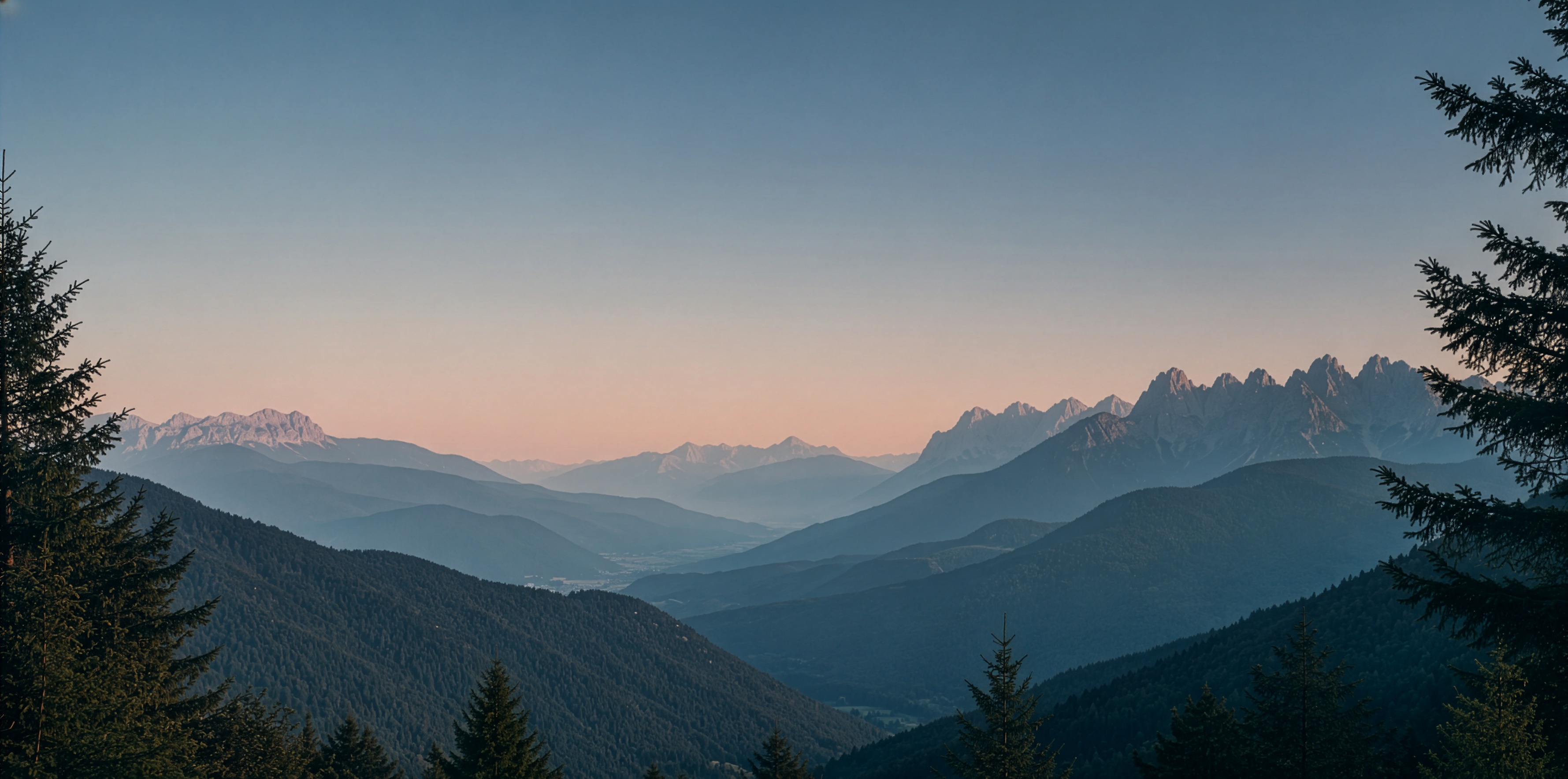 Vista panoramica della Val di Fiemme al tramonto, foreste di abeti e vette dolomitiche sullo sfondo